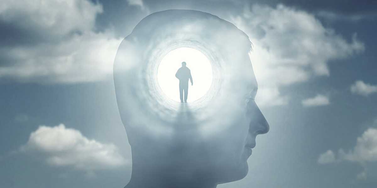 Silhouette d'un visage avec un portail intérieur — métaphore de l'exploration de sa dynamique intérieure